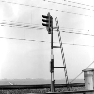 HUA-157391-Afbeelding van een drievoudig lichtsein van de N.S. langs de spoorlijn bij Delft