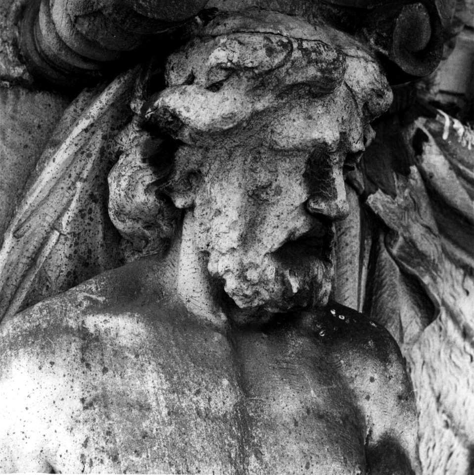 HUA-153749-Detail van het gebeeldhouwde aliantiewapen van Willem III en Emma aan het Koninklijk paviljoen van het N.S.-station Amsterdam C.S. te Amsterdam, voorstellende een manlijke kariatide