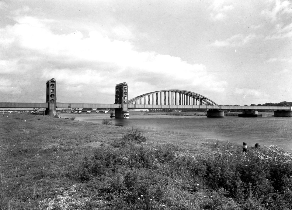HUA-153658-Gezicht op de spoorbrug over de IJssel bij Zwolle