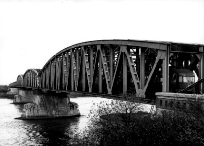 HUA-153644-Gezicht op de spoorbrug over de Waal bij Zaltbommel