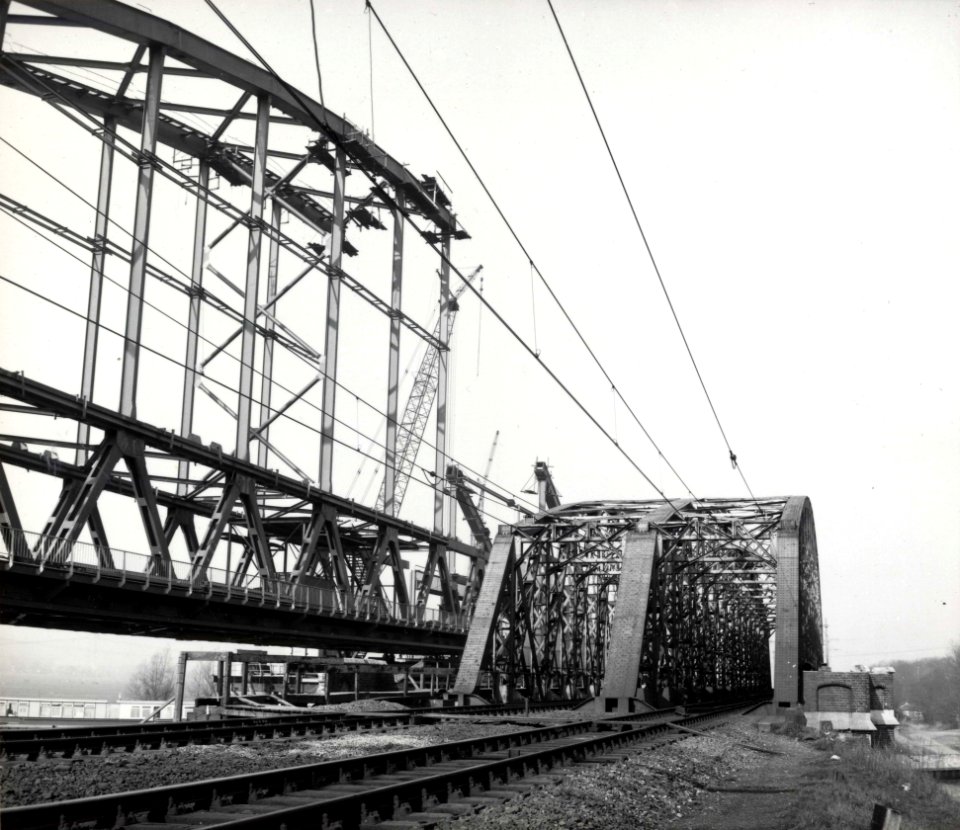HUA-153635-Gezicht op de spoorbruggen over het Amsterdam-Rijnkanaal bij Weesp. Links is de nieuwe spoorbrug in aanbouw
