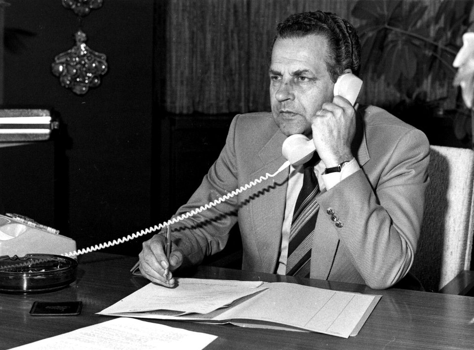 HUA-157680-Portret van mr. Chr. H. M. Clemens (lid van de directieraad van de N.S. en chef van Dienst van Exploitatie rond 1985)