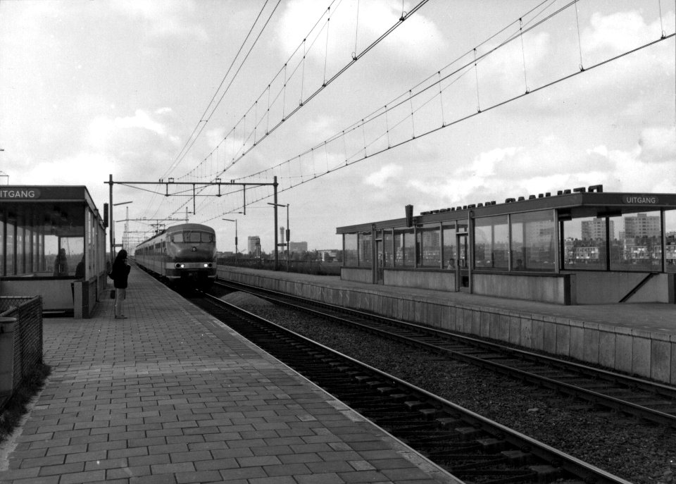 HUA-153101-Gezicht op de perrons van het nieuwe station Den Haag Mariahoeve te Den Haag met een electrisch treinstel plan T (mat. 1964) van de N.S