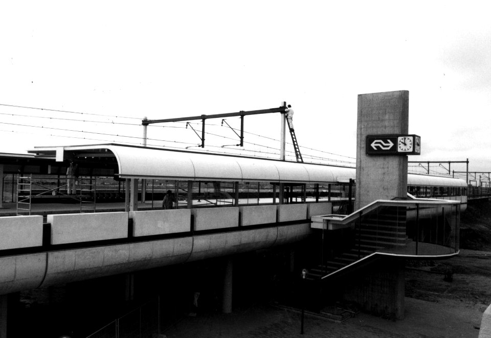 HUA-156788-Gezicht op het in aanbouw zijnde NS station Almere Buiten te Almere