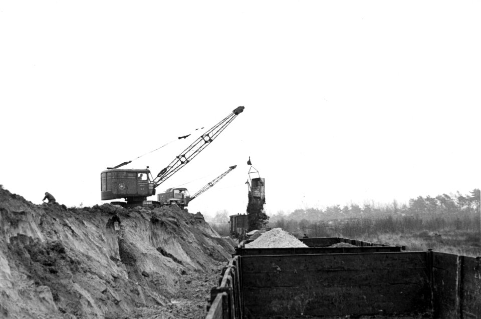 HUA-156838-Afbeelding van het laden van zand bij de zanderij van de N.S. te Wouw, ten behoeve van het herstel van de spoorlijn door Zeeland, na de watersnoodramp