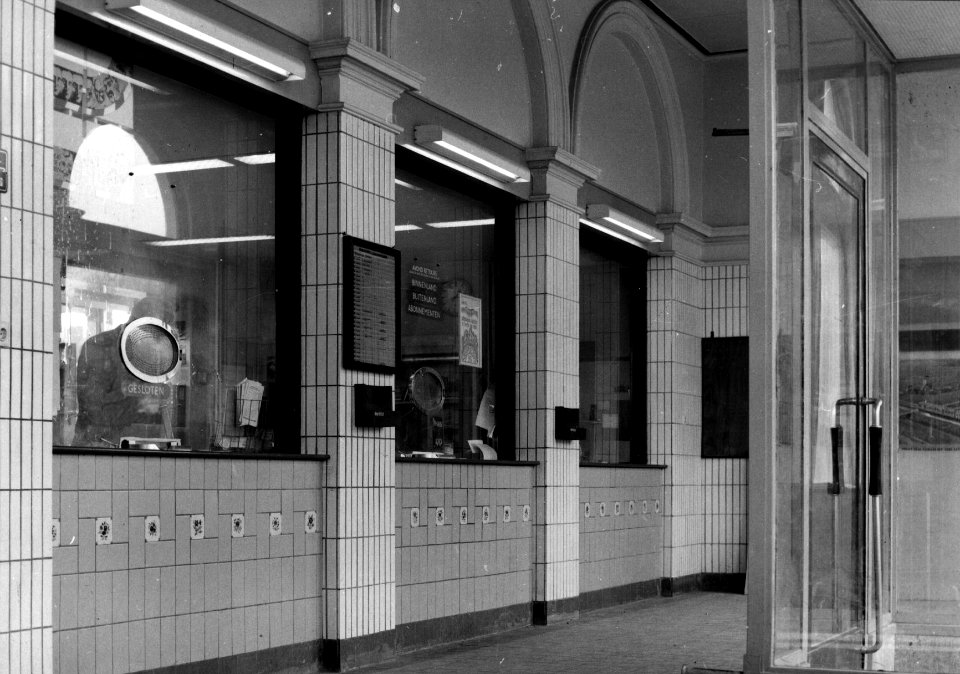 HUA-152478-Interieur van het N.S.-station Harlingen te Harlingen- hal