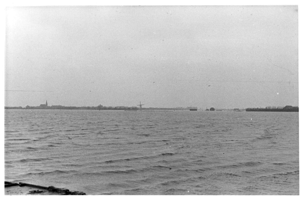 HUA-156849-Gezicht op het ondergelopen land na de watersnoodramp, vermoedelijk in de Kruininger Polder