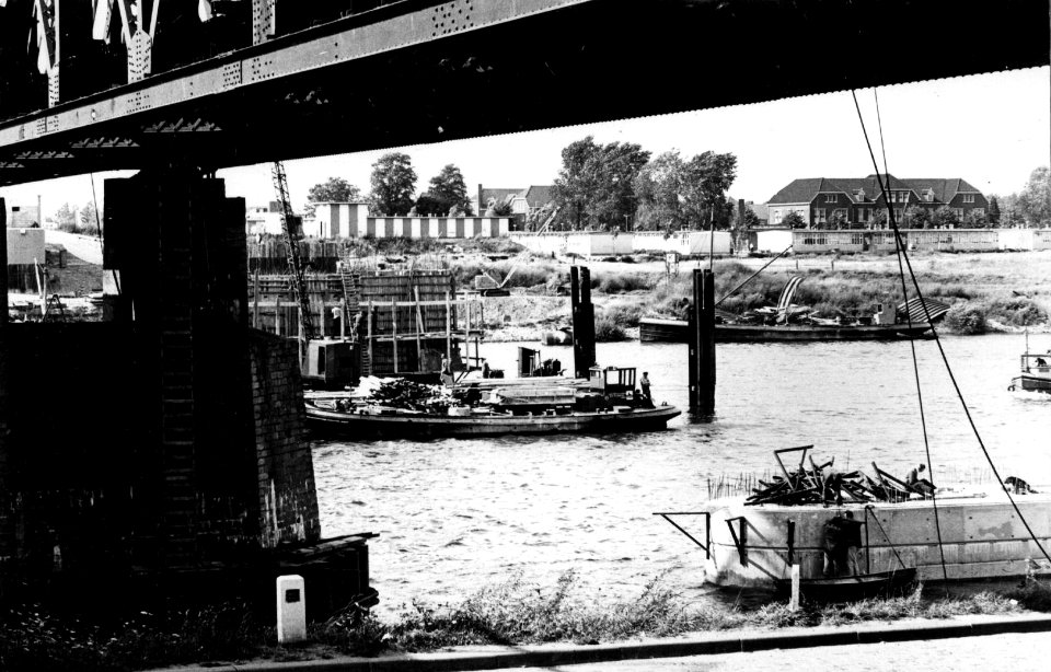 HUA-153624-Gezicht op de bouw van de pijlers voor de nieuwe spoorbrug over de Maas bij Venlo