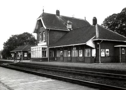 HUA-153117-Gezicht op de perronzijde van het NS station Hemmen Dodewaard te Hemmen
