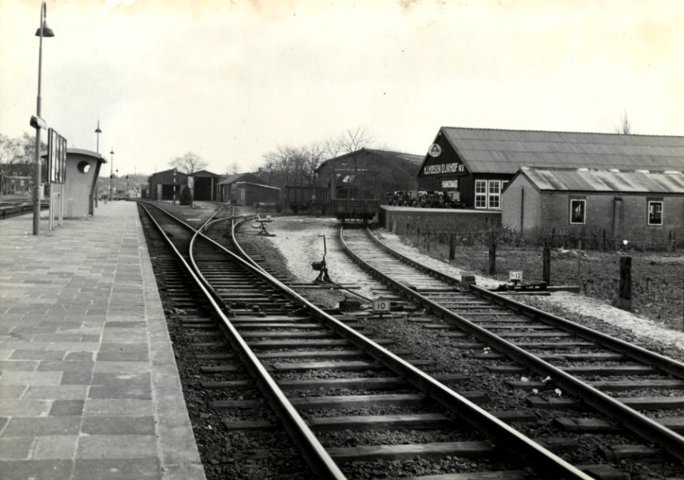 HUA-153068-Gezicht op het perron van het NS station Doetinchem met rechts het laadperron van de firma Hoegen Dijkhof en op de achtergrond de voormalige locomotie