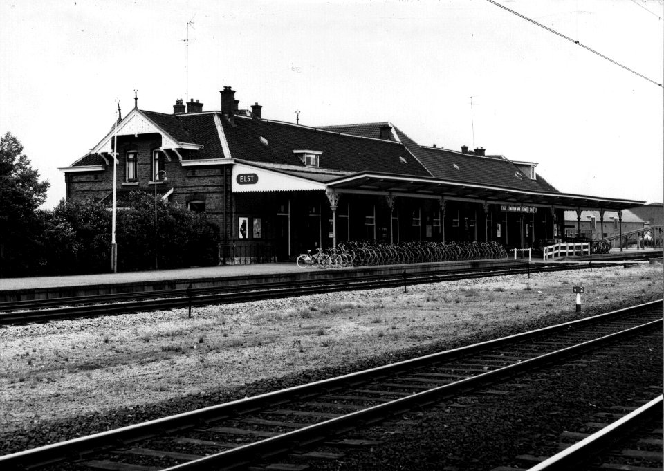 HUA-153079-Gezicht op de perronzijde met perronkap van het N.S.-station Elst te Elst