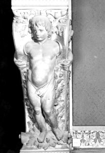 HUA-156684-Afbeelding van een console in de wachtkamer van het koninklijk paviljoen van het N.S.-station Amsterdam C.S. te Amsterdam