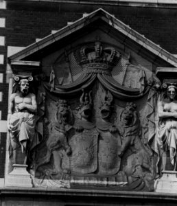 HUA-156655-Afbeelding van het stenen reliëf voorstellende het Alliantiewapen van Willem III Oranje Nassau en Emma Waldeck Pyrmont aan de voorgevel van het konink