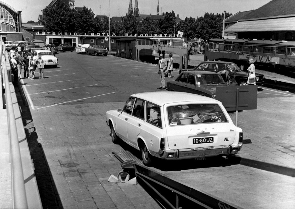 HUA-159319-Afbeelding van het oprijden van een personenauto op de autoslaaptrein te 's-Hertogenbosch