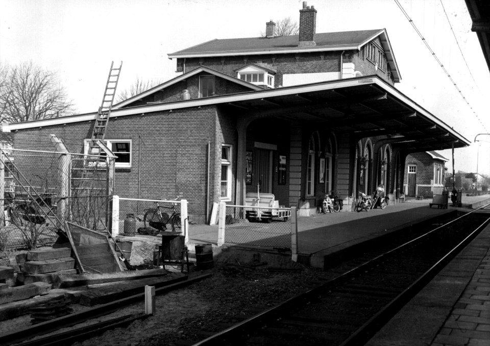 HUA-153104-Gezicht op de perronzijde van het N.S.-station Harderwijk te Harderwijk