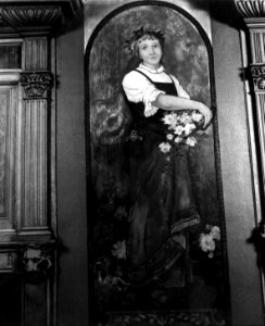 HUA-156660-Afbeelding van de wandschildering voorstellende een meisje met bloemen tussen de twee deuren naar de wachtkamer van de 2e Klasse van het N.S.-station Amsterdam C.S. te Amsterdam