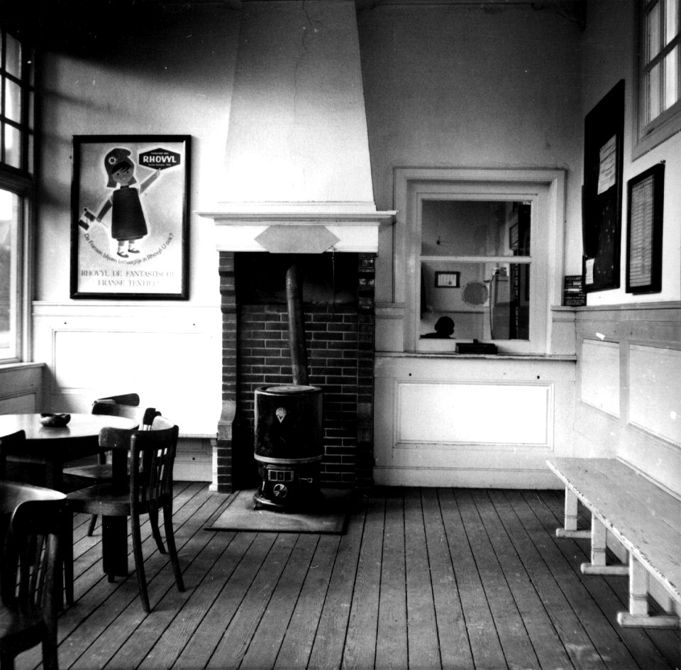HUA-153709-Interieur van het N.S.-station Oosterbeek te Oosterbeek- wachtkamer met loket