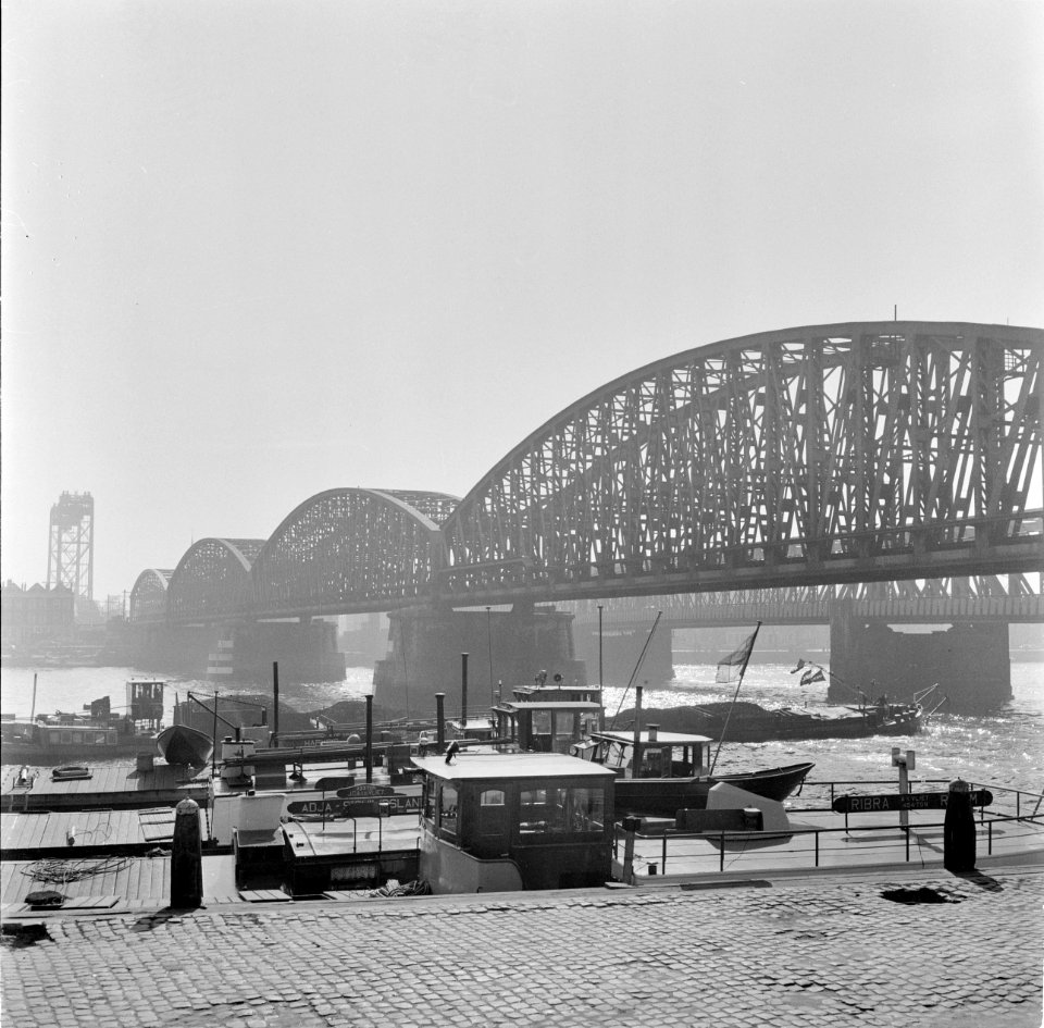 HUA-153575-Gezicht op de Willemsspoorbrug over de Nieuwe Maas te Rotterdam vanuit het noorden
