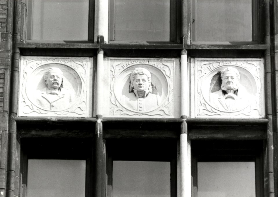 HUA-156639-Afbeelding van de stenen portrettenvan F.W. Conrad, B.H. Goudriaan en L.J.A. van der Kun aan de voorgevel van het N.S-station Amsterdam C.S. te Amsterdam