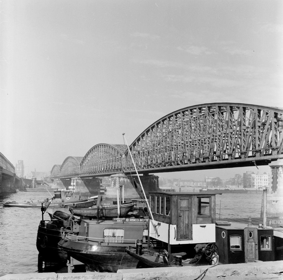 HUA-153574-Gezicht op de Willemsspoorbrug over de Nieuwe Maas te Rotterdam vanuit het zuiden