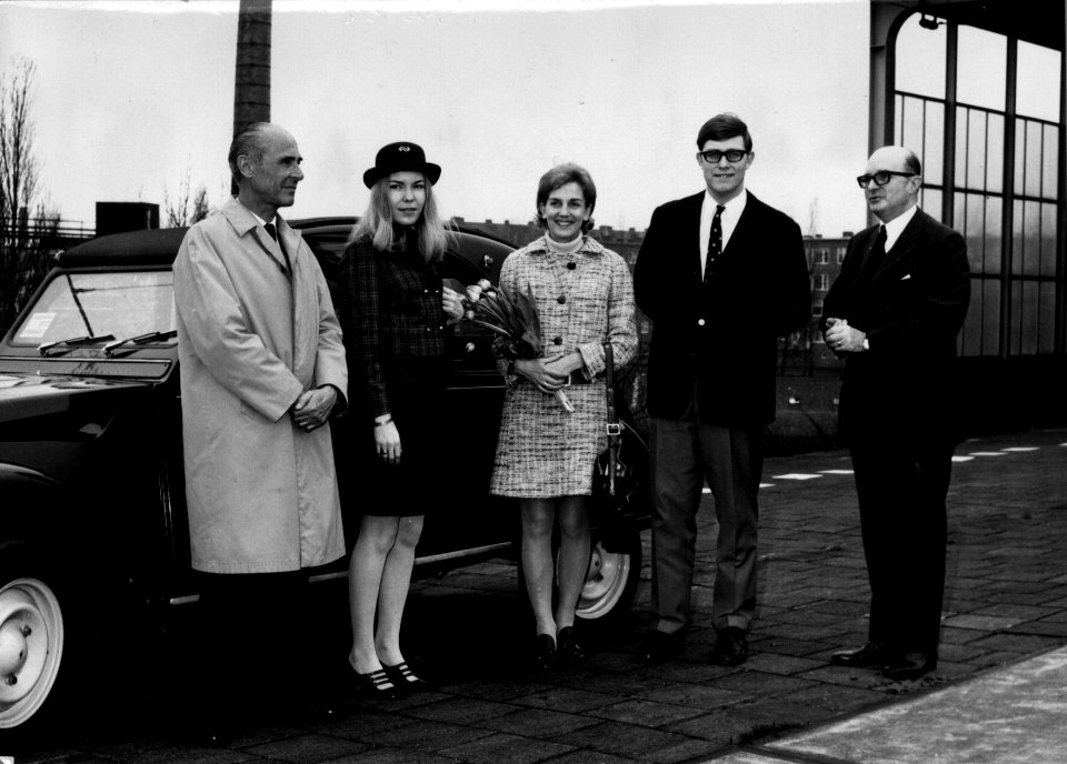 HUA-159638-Afbeelding van de huldiging van de heer en mevrouw Tonnaer (midden) bij de 100.00ste auto voor de autoslaaptrein naar Narbonne op het perron van het N.S.-station Amsterdam Amstel te Amsterdam. Rechts 