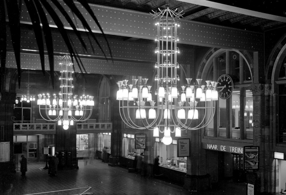 HUA-152381-Interieur van het N.S.-station Amsterdam C.S. te Amsterdam- kroonluchters in de hal