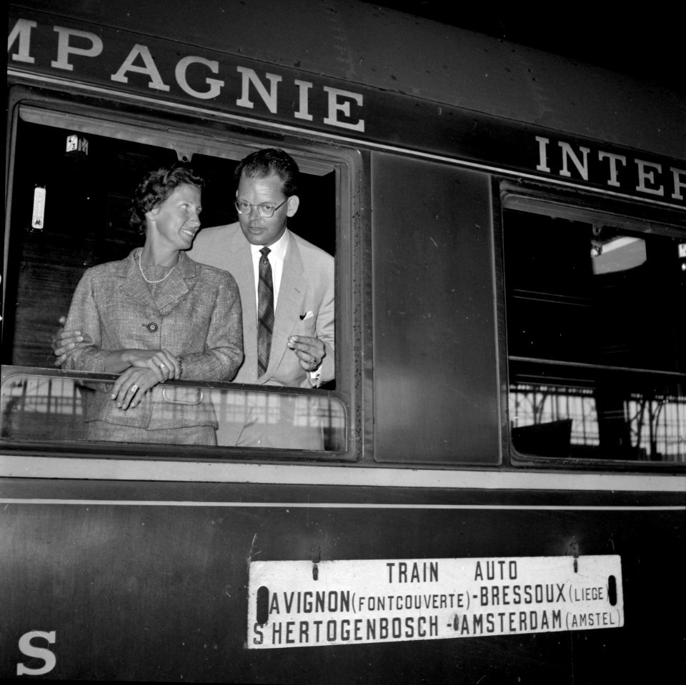 HUA-159510-Afbeelding van twee reizigers in een rijtuig van Wagons-Lits in de autoslaaptrein (Avignon - Amsterdam) op het N.S.-station Amsterdam Amstel te Amsterdam