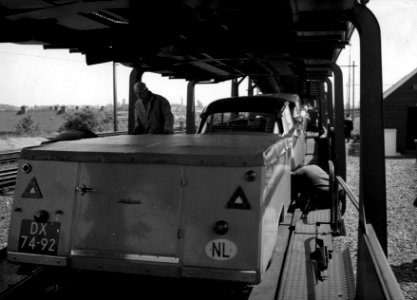 HUA-159506-Afbeelding van het oprijden van auto's op de autoslaaptrein op het N.S.-station Amsterdam Amstel te Amsterdam
