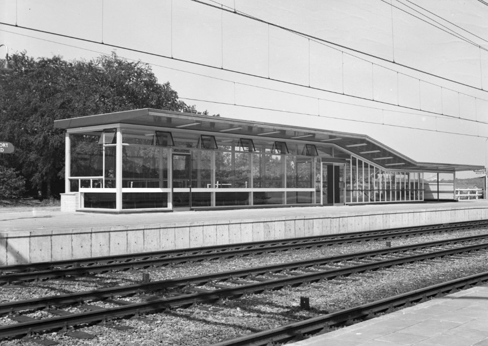 HUA-153717-Gezicht op de wachtkamer op het tweede perron van het NS station Santpoort Noord te Santpoort
