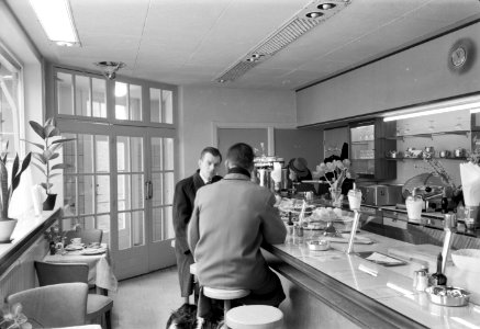 HUA-153690-Interieur van de "N.S.-corner" (koffieshop) van het N.S.-station Haarlem te Haarlem- bar