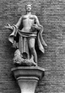 HUA-156616-Afbeelding van een door Jo Uiterwaal vervaardigd beeld (chamotte) aan de voorgevel van het N.S.-station Vlissingen te Vlissingen