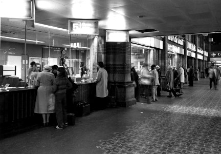 HUA-152382-Interieur van het N.S.-station Amsterdam C.S. te Amsterdam- hal en loketten