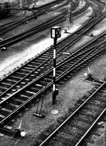 HUA-157383-Afbeelding van een rangeerpaallantaarn rouwbrief van de NS op een emplacement