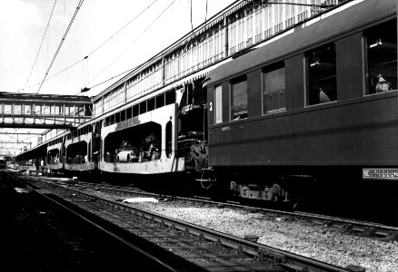 HUA-159609-Afbeelding van een gedeelte van de autoslaaptrein langs het perron van het NS station s Hertogenbosch te s Hertogenbosch