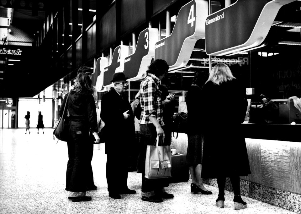 HUA-152462-Interieur van het N.S.-station Den Haag te Den Haag- reizigers aan het loket