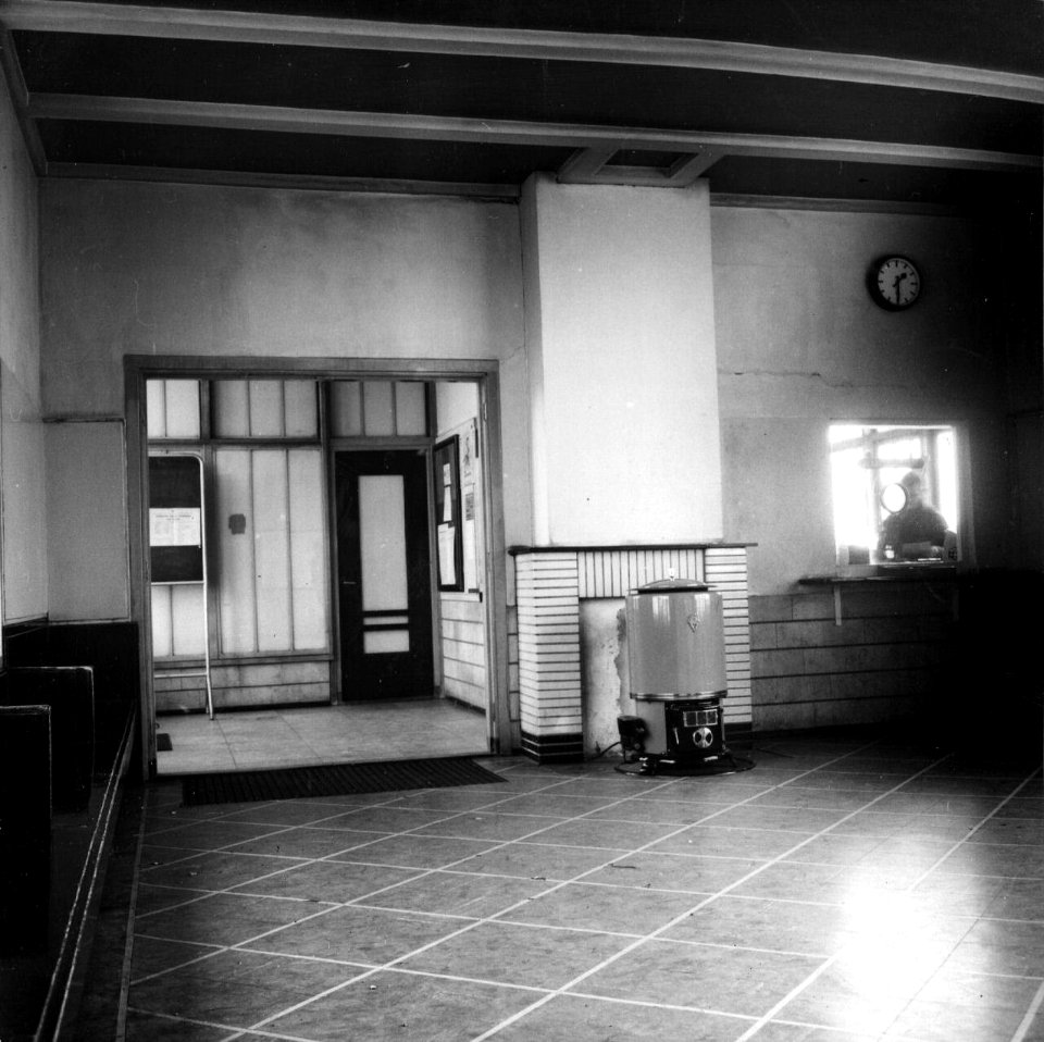 HUA-153738-Interieur van het N.S.-station Waddinxveen te waddinxveen- wachtkamer met loket