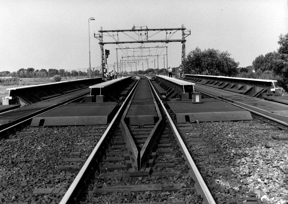 HUA-153666-Gezicht op de spoorbrug over de Gouwe Gouwebrug bij Gouda