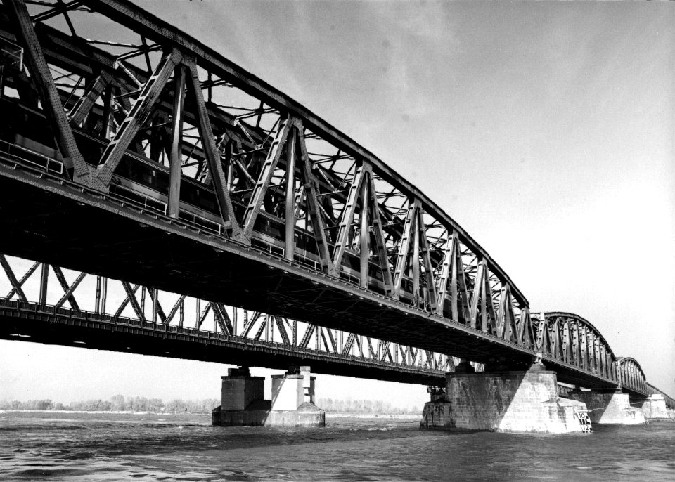HUA-153678-Gezicht op de spoorbrug over de Waal bij Zaltbommel met daarachter de verkeersbrug
