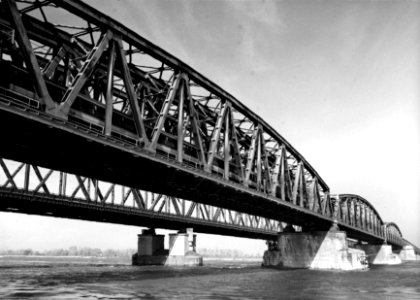 HUA-153678-Gezicht op de spoorbrug over de Waal bij Zaltbommel met daarachter de verkeersbrug