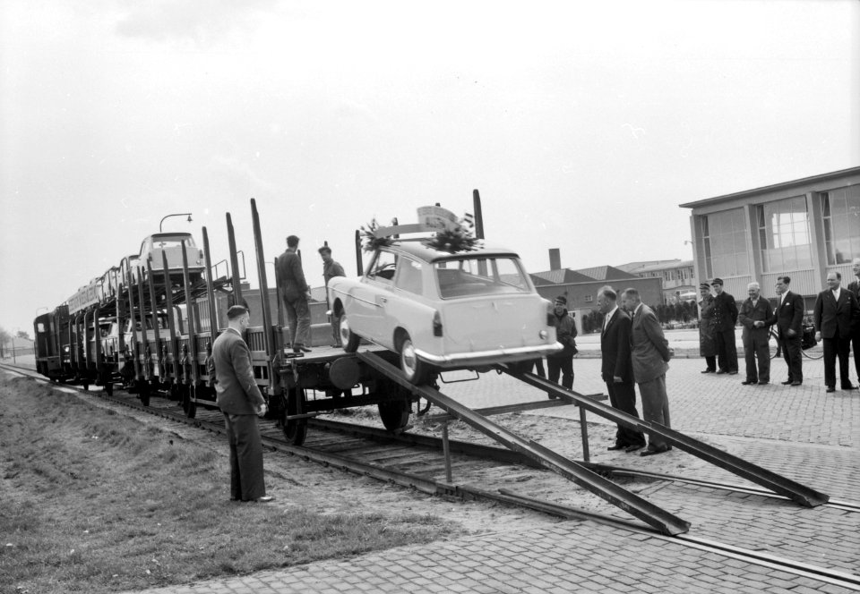 HUA-156814-Afbeelding van het vervoer per trein van de eerste in Nederland geassembleerde Austin A 40 personenauto's bij Molenaars Automobielfabrieken (Nijverheidsweg 61) te Amersfoort