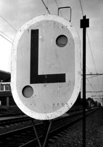 HUA-153956-Afbeelding van het bord "snelheid verminderen tot de op het volgende bord aangegeven snelheid" van de N.S