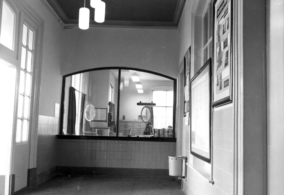 HUA-152526-Interieur van de hal met loketten in het N.S.-station Lochem te Lochem