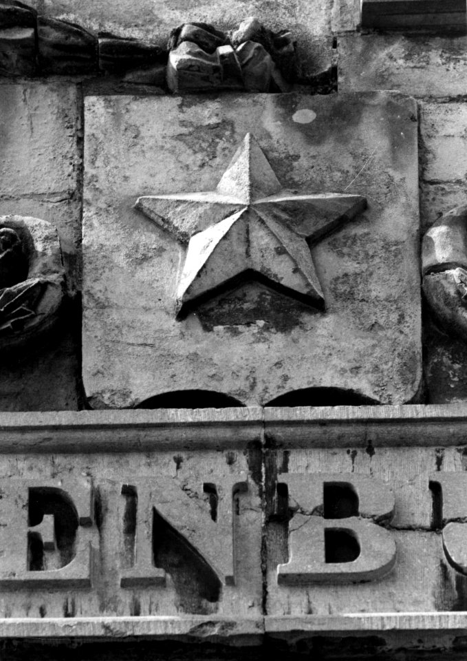 HUA-153969-Detail van de voorgevel van het N.S.-station Valkenburg te Valkenburg- stadswapen van Maastricht