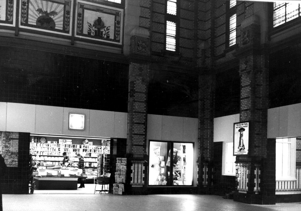 HUA-152514-Interieur van de hal met kiosk in het N.S.-station Leeuwarden te Leeuwarden