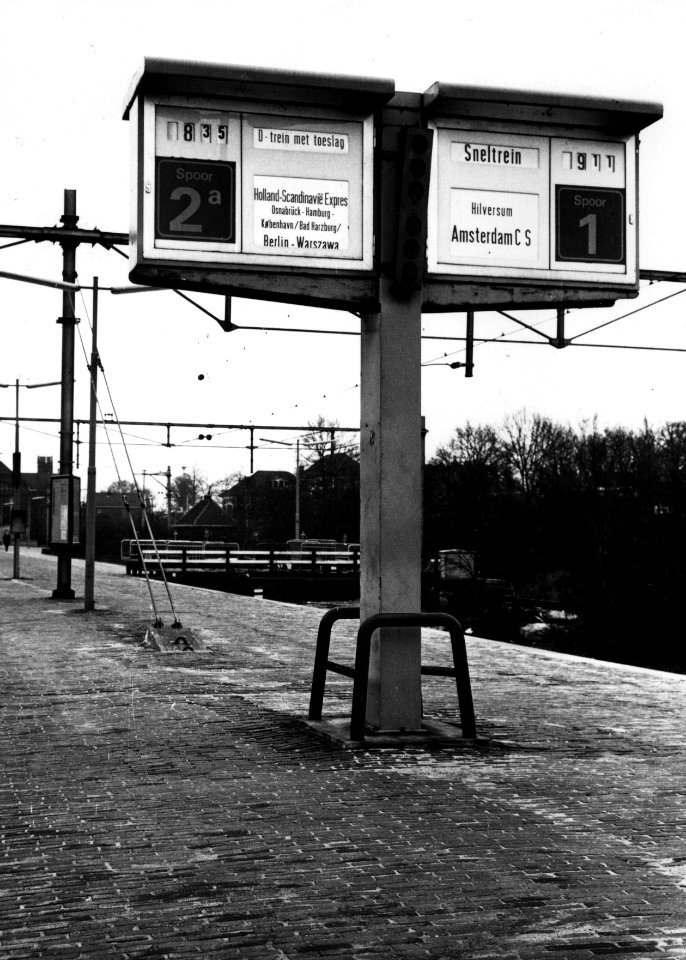 HUA-153959-Afbeelding van de vertrekborden (Centrale Treinaanwijzer) op het 1e perron van het N.S.-station Amersfoort te Amersfoort