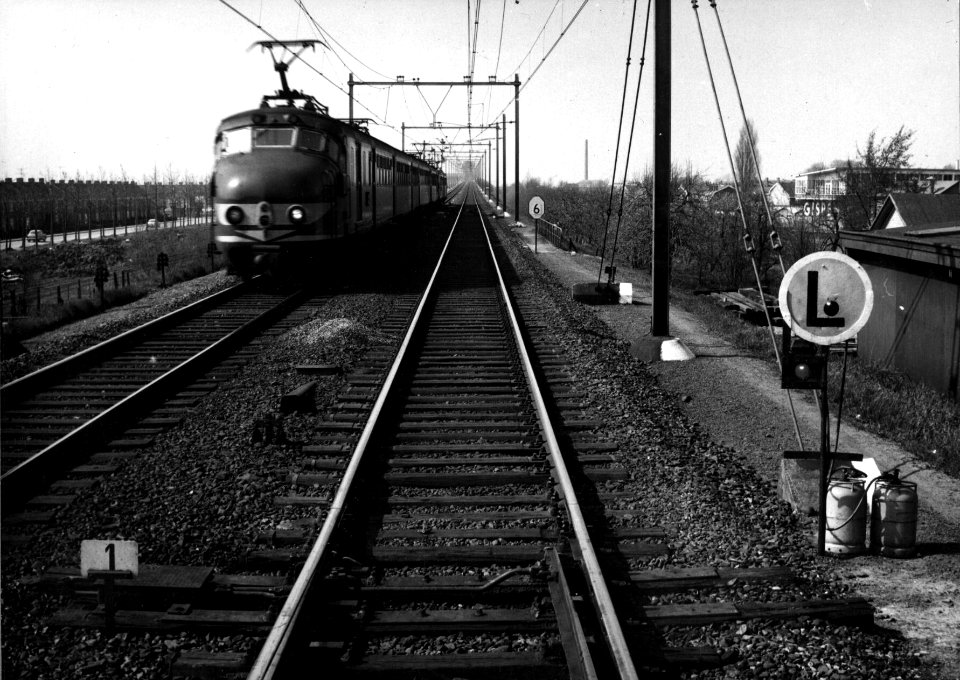 HUA-153951-Afbeelding van een electrisch treinstel mat. 1954 (plan P) van de N.S. bij Culemborg met rechts een L-bord voor tijdelijke snelheidsbeperking