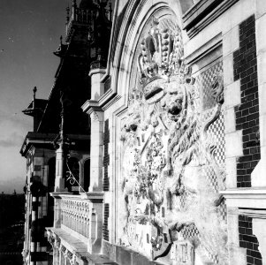 HUA-153770-Afbeelding van het gebeeldhouwde Nederlandse wapen aan het Koninklijk paviljoen van het N.S.-station Amsterdam C.S. te Amsterdam