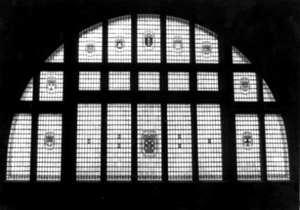 HUA-154001-Detail van de voorgevel van het N.S.-station Haarlem te Haarlem- glas-in-lood venster met diverse gemeentewapens