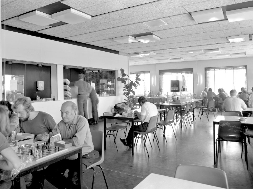 HUA-153783-Interieur van de NS werkplaats Zaanstraat te Amsterdam kantine