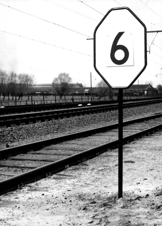 HUA-153952-Afbeelding van een snelheidsbeperkingsbord van de NS bij Culemborg